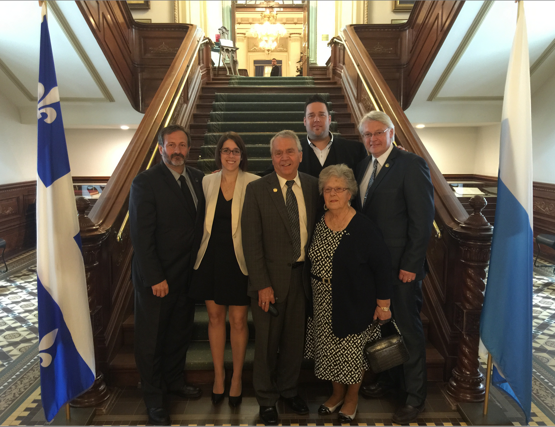 Sylvain Roy (député de Bonaventure), Véronique Parent (conjointe de P-A Méthot), François Gendron (doyen de l'Assemblée nationale, député d'Abitibi-Ouest pour le Parti québécois), P-A Méthot, Desneiges Méthot (mère de P-A Méthot) et Gaétan Lelièvre (député de Gaspé).  