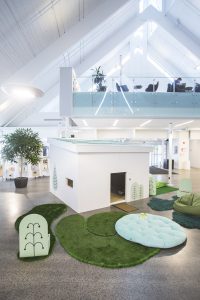 La bibliothèque Monique-Corriveau, de l’arrondissement Sainte-Foy-Sillery-Cap-Rouge, accueille l’exposition DEHORS/DEDANS, exposition nomade, projet du MNBAQ hors les murs réalisé par les Incomplètes, jusqu’au 16 juillet 2015.