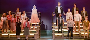 Les Pink Ladies et les T-Birds dans la chanson «Grease»