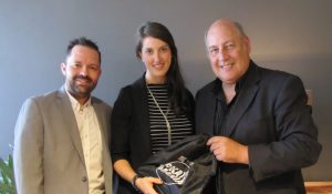 Jean-Christophe Nicolas, Conseiller Communications et relations publiques Opération Enfant Soleil ; Vicky O'Grady, Agente relations avec les partenaires Opération Enfant Soleil et Alain Goldberg, producteur.