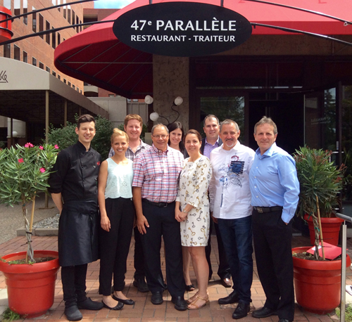 Sébastien Beaudoin, Chef exécutif Le 47e Parallèle; Isabelle Plante, Le Cosmos; Daniel Tremblay, Directeur Général du Marché du Vieux-Port; Alain Bolf, Le Truffé; Amélie Rhéaume-Parent, Le 47e Parallèle; Gaël Vidricaire, Le Truffé; François Bouffard, Les vins Constellation pour la Maison Baron Philippe de Rothschild; Yvan Ouellet, propriétaire 47e Parallèle et fondateur du Pavillon des Épicuriens et Harold Slater, co-propriétaire Le 47e Parallèl © photo courtoisie