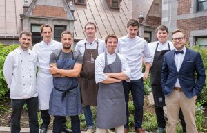 le brigade de chefs de La Grande Tablée 2015. De gauche à droite : Éric Lessard du Saint-Amour, Baptiste Peupion du Fairmont Le Château Frontenac, Guillaume St-Pierre de La Planque, Mathieu Brisson du Clocher Penché, Émile Tremblay de Légende, Arnaud Marchand de Chez Boulay, Stéphane Modat du Fairmont Le château Frontenac et Vincent Lafortune, sommelier © photo: courtoisie