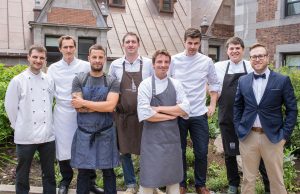  le brigade de chefs de La Grande Tablée 2015. De gauche à droite : Éric Lessard du Saint-Amour, Baptiste Peupion du Fairmont Le Château Frontenac, Guillaume St-Pierre de La Planque, Mathieu Brisson du Clocher Penché, Émile Tremblay de Légende, Arnaud Marchand de Chez Boulay, Stéphane Modat du Fairmont Le château Frontenac et Vincent Lafortune, sommelier © photo: courtoisie 