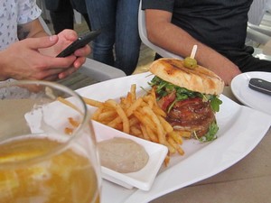 Le burger du Garby Resto-Pub-Traiteur de Charny