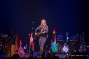 Mélissa Etheridge entourée de ses guitares