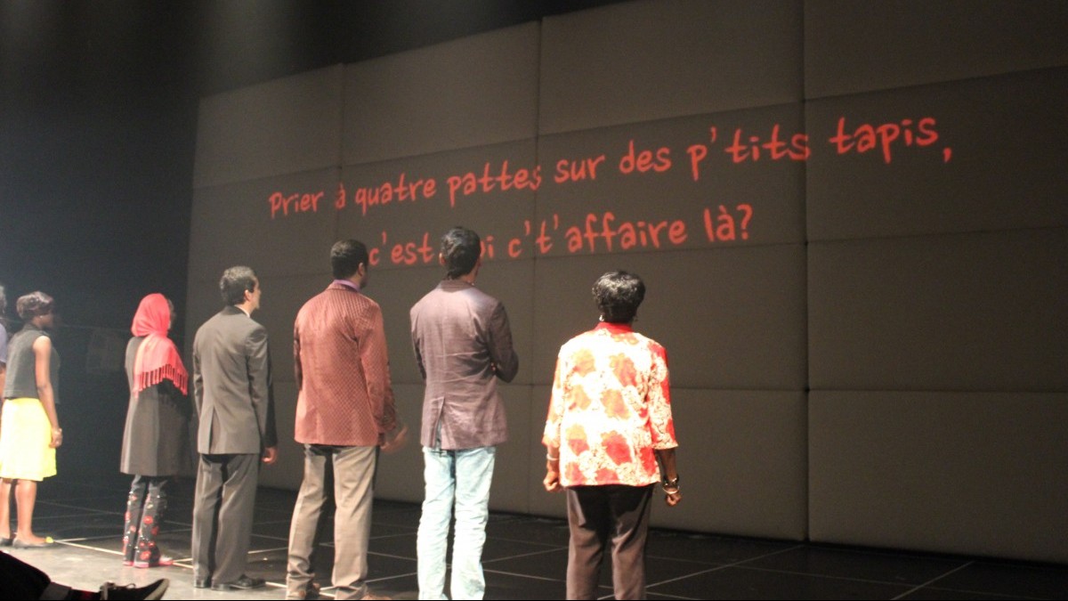 Le groupe récitant des phrases  © photo: Olivier Choinière