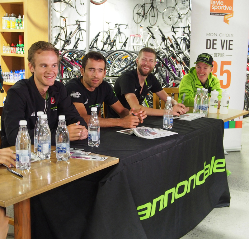  Nathan Brown, Janier Acevedo, Ryder Hesjedal et Tom-Jelte Slagter de l’Équipe Garmin Cannondale en séance de signatures à La Vie Sportive. © photo: courtoisie