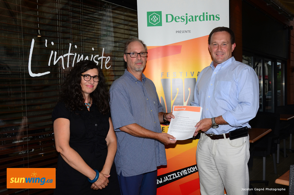 M. Gaetan Guay de Lévis et sa conjointe reçoivent le Crédit voyage SUNWING de François Brunet, Directeur général et co-fondateur du Festival (à droite) © photo: courtoisie