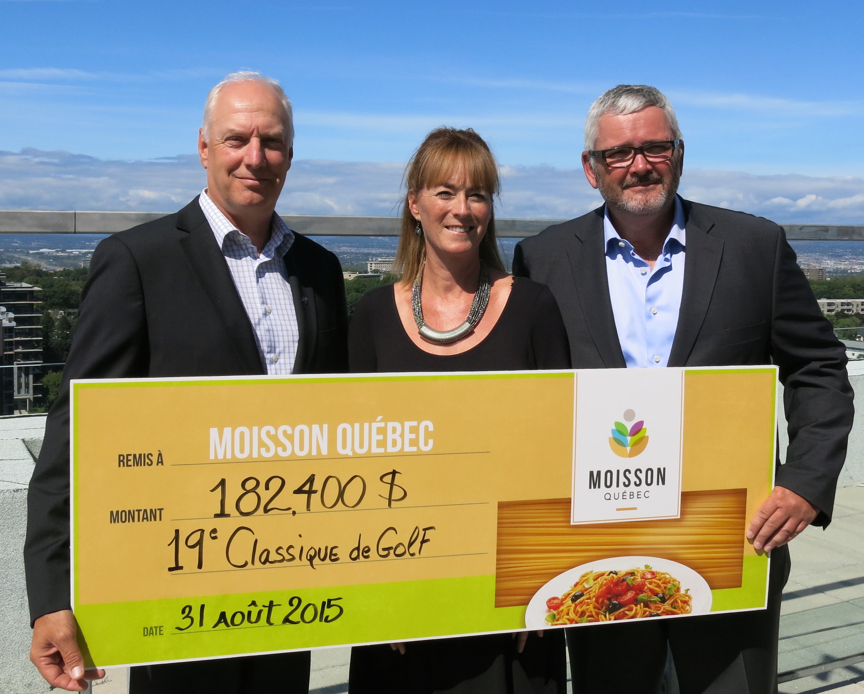 Le président d’honneur du tournoi, M. René Proulx, président-directeur général d’Exceldor, Mme Élaine Côté, directrice générale de Moisson Québec et M. Alain Gagnon, président du conseil d’administration de Moisson Québec © photo: courtoisie