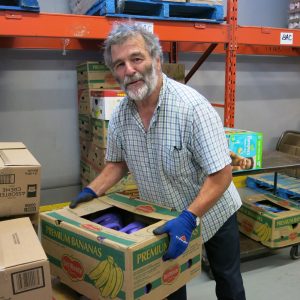 Monsieur Gilles Gagnon, bénévole au centre de distribution de Moisson Québec.