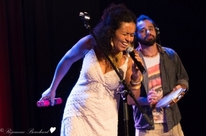 Flavia Nascimento un de ses musiciensl