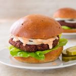 Hamburger aux haricots, betteraves et bulgur