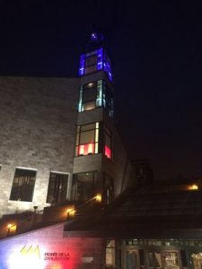 En guise de solidarité avec le peuple français, le Musée de la civilisation à Québec est illuminé aux couleurs de la France, tout comme le Musée de l’Amérique francophone.