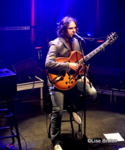 Christian Roberge en première partie chantant Georges Brassens. Crédit photo @ Lise Breton