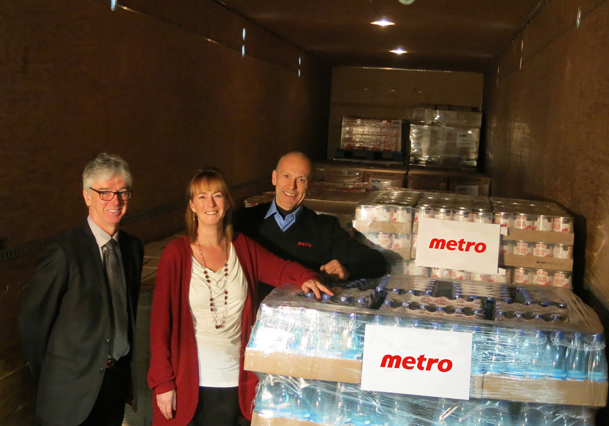 Guy Turcotte, directeur des opérations chez Metro; Élaine Côté, directrice générale de Moisson Québec et Réjean Faucher, camionneur Metro. 