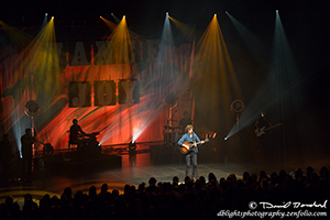 Vance Joy et les musiciens