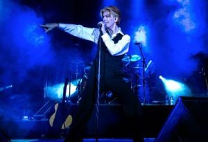 SPACE ODDITY de DAVID BRIGHTON... Hommage à David Bowie