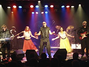 Studebakers et danseuser