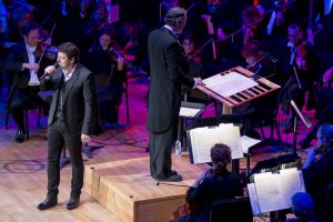 Patrick Bruel sur scène avec les musiciens des concerts OSM POP © photo: courtoisie