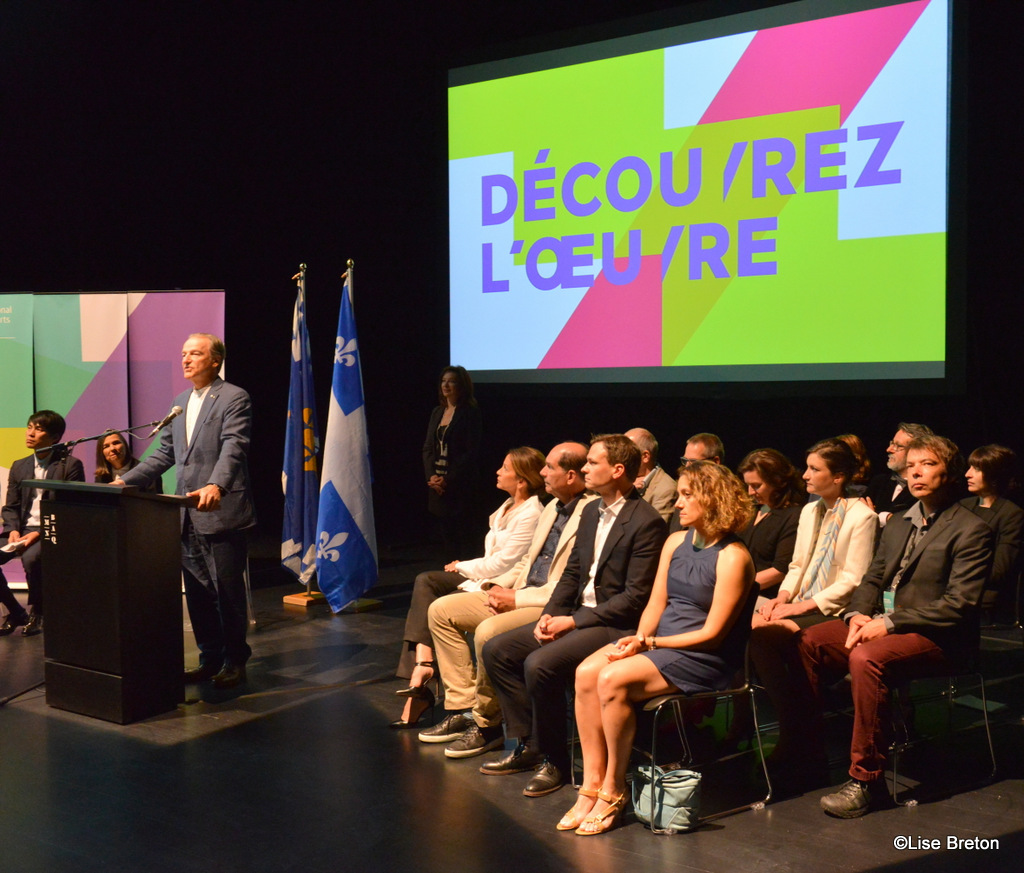 Pierre Lassonde au micro et les gens qui ont travaillé au projet