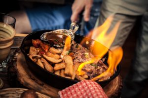 le Steak à Simard, flambé au cognac… flambé à la table Crédit : Marc-Éric Baillargeon