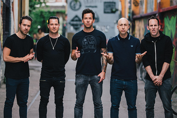 SIMPLE PLAN | La Tournée Taking One For The Team