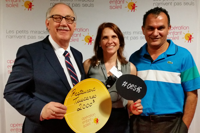 Demetre Triantafyllou & Ali Lariane copropriétaires du Tuscanos remettent 2000$ à Véronique Gagnon-Perreault, agente relations avec les partenaires pour Opération Enfant Soleil.
