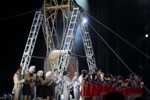 Présentation des artistes à la fin du spectacle, devant les roues de la mort.