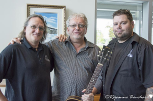 Les 2 techniciens Réjean et Sylvain entourant Mike DeWay