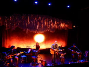 Richard Séguin avec ses musiciens au Théâtre Petit Champlain