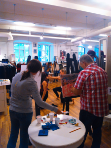 Atelier de peinture en observant les danseuses