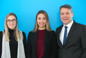 Sabrina Théberge, Mélodie Lepage-Pouliot, directrices du Gala de la relève en communication de l’Université Laval 2017 et Jean-François Larouche, Président et Directeur de création Larouche Marketing Communication et président d’honneur du Gala.