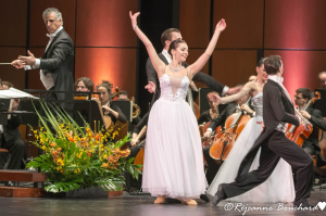 Le chef d'orchestre et les danseurs