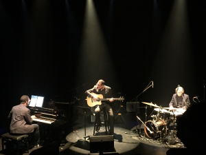 Acelino de Paula à la basse, Rafael Zaldiva au piano et Simone Prattico à la batterie