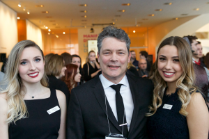 Sabrina Théberge et Mélodie Lepage-Pouliot, Codirectrices du Gala de la relève en communication de l’Université Laval, accompagnées de Jean-François Larouche de Larouche Marketing Communication, Président de cette 21e tenue.
