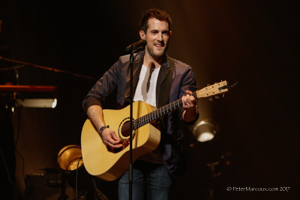 Yvan Pedneault s'accompagnant à la guitare