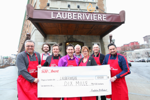 (De gauche à droite) Stéphane Gasse, Animateur à BVLD 102.1, Jonathan Martin et Louis Martin du Groupe Martin, Éric Boulay, Directeur général de Lauberivière, Pierre Martin du Groupe Martin, Manon Beaudoin, Directrice générale de la Fondation Lauberivière, Jean Martin du Groupe Martin et Jérôme Landry, Animateur à Énergie 98.9