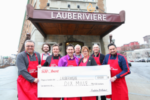 (De gauche à droite) Stéphane Gasse, Animateur à BVLD 102.1, Jonathan Martin et Louis Martin du Groupe Martin, Éric Boulay, Directeur général de Lauberivière, Pierre Martin du Groupe Martin, Manon Beaudoin, Directrice générale de la Fondation Lauberivière, Jean Martin du Groupe Martin et Jérôme Landry, Animateur à Énergie 98.9 