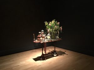 Oeuvre de Claudie Gagnon - Nature morte aux fleurs avec fromage (2017)