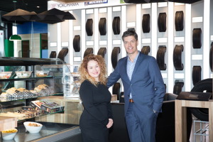 Mélanie Desharnais, Directrice Ventes et Marketing chez Desharnais Pneus et Mécanique, et Michel Bellavance, propriétaire de NOURCY Comptoir & Traiteur