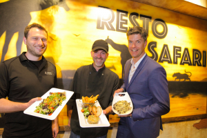 Jérôme Drouin, V-P Développement de produits Groupe Calypso-Valcartier; Patrice Massicotte, chef exécutif Nourcy Comptoir & Traiteur et Michel Bellavance, propriétaire Nourcy Crédit: Marc-Éric Baillargeon