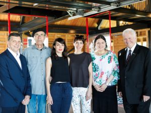 André Roy, OTQ, Bernard Monna, fondateur, Anne Monna et Catherine Monna, propriétaires de Cassis Monna & Filles, Caroline Simard, députée de Charlevoix, Michel Gervais, Réseau Économusée