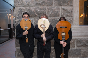 Nathalie Lachance à la guitare, Luc Lévesque à la mandole et Marc-André Quinto à la mandoline 
