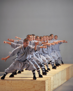 Sutra © Hugo Glendinning. Interprètes moines du temple Shaolin.