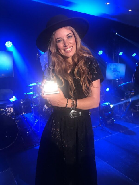 Héra Ménard remporte le prix Découverte de l’année au Gala Country 2018