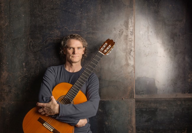 Domaine Forget – le flamboyant guitariste Jesse Cook le 17 août et les Violons du Roy sous la direction de Jonathan Cohen avec la mezzo-soprano Julie Boulianne