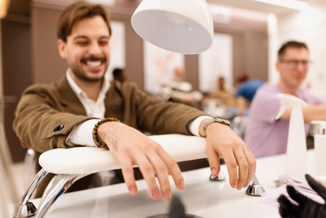 Homme dans un salon d'esthétique