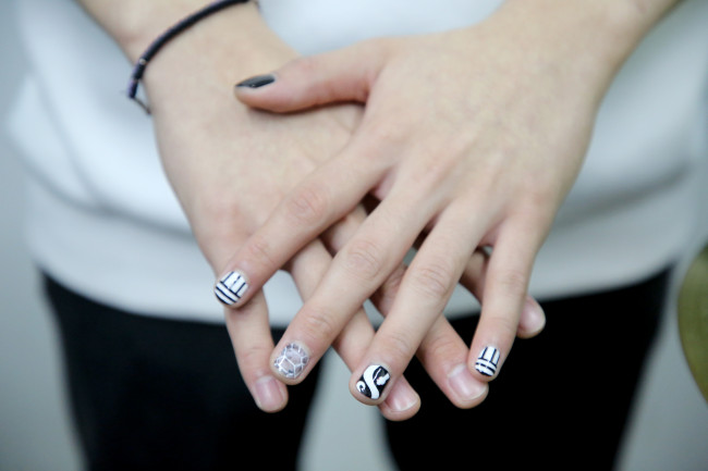Design minimaliste sur ongles d'homme