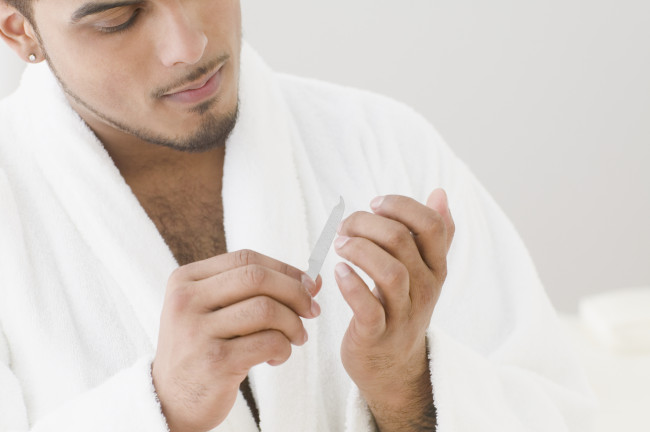 Homme qui prend soin de ses ongles