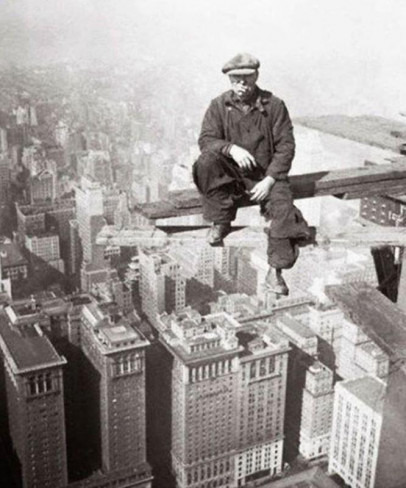 1930 – Un métallurgiste du haut du futur Empire State Building, à New York